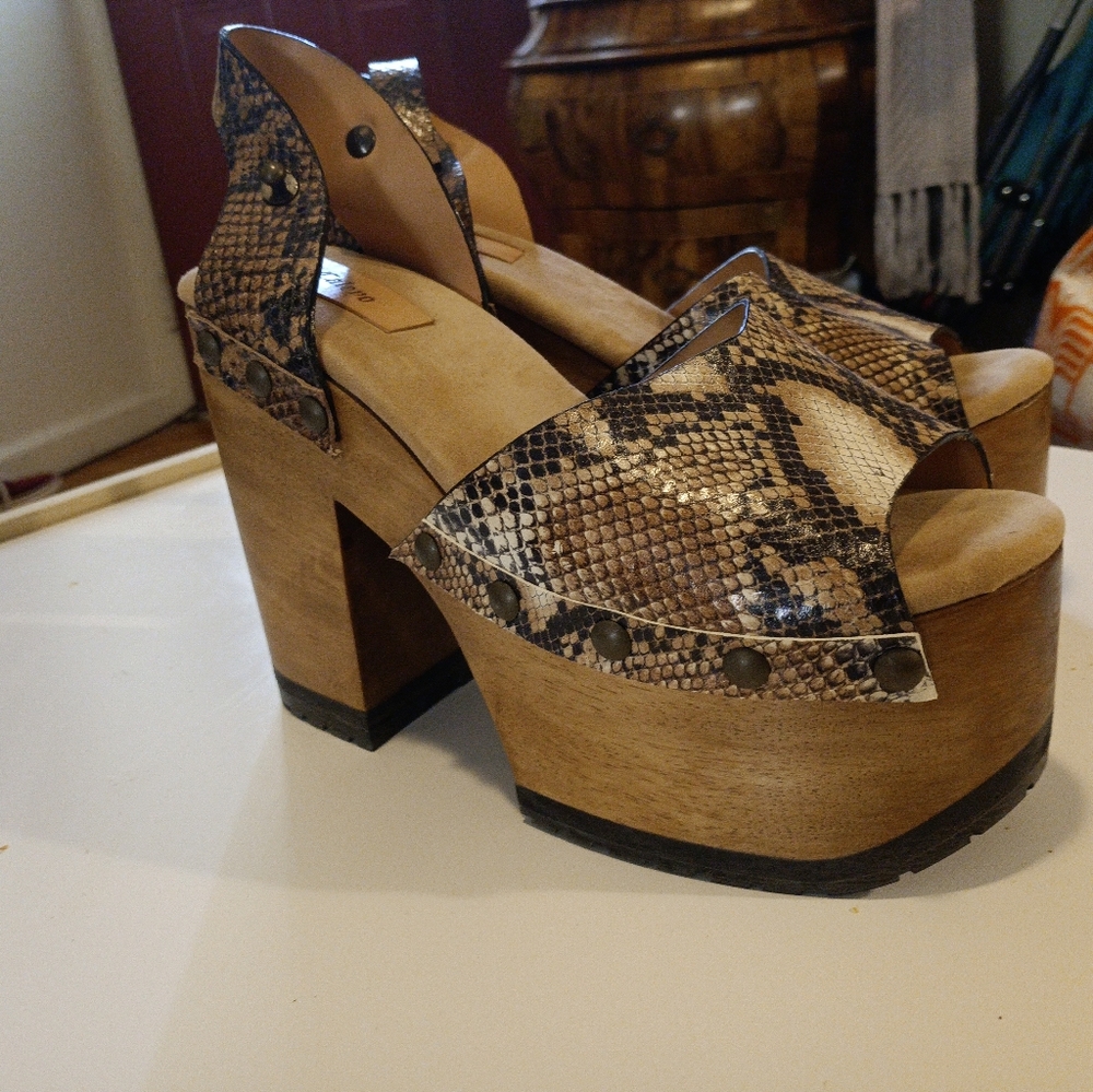 Spanish Handmade Wood And Embossed Leather Platform Shoes - Picture 2 of 8